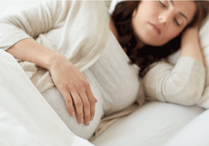 shutterstock_493063318_schlafende_Schwangere_web.gif