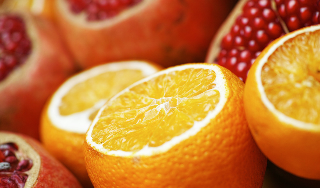 Angeschnittene Orangen und Granatäpfel