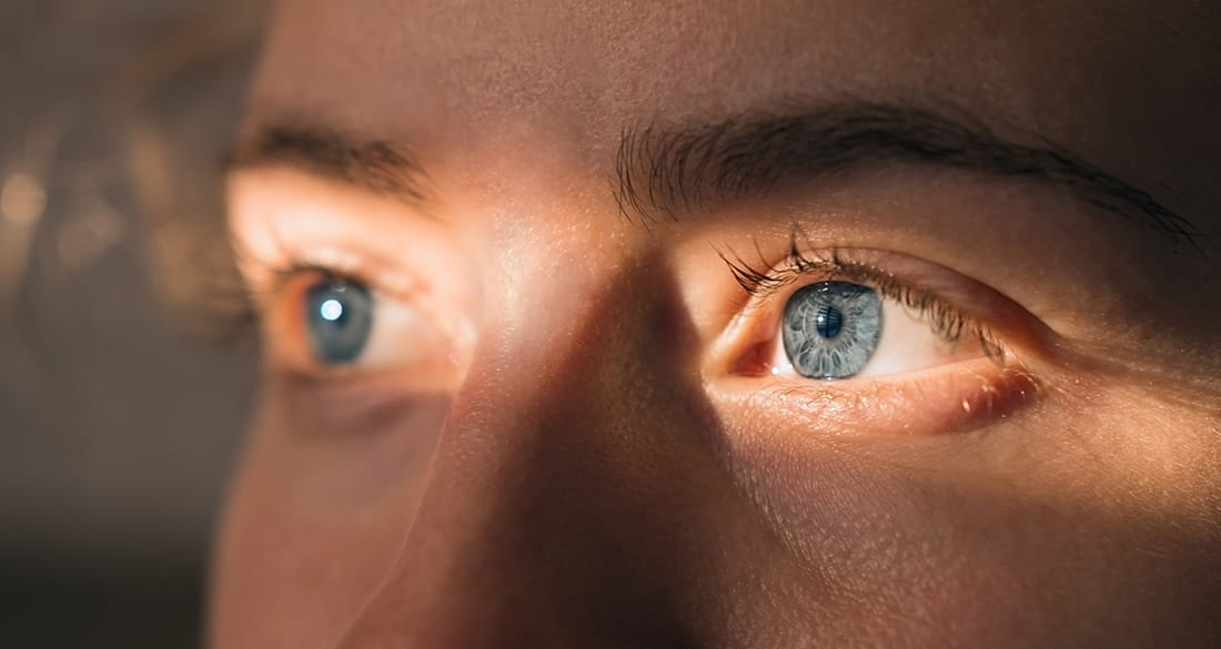 Gros plan sur la zone des yeux