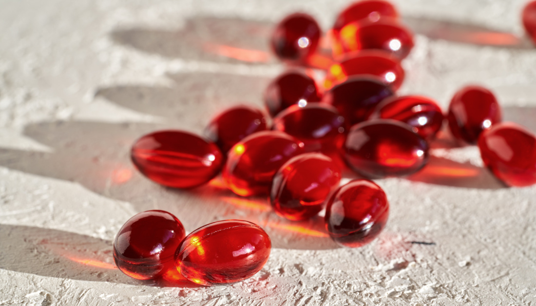 Softgels rouges sur fond blanc