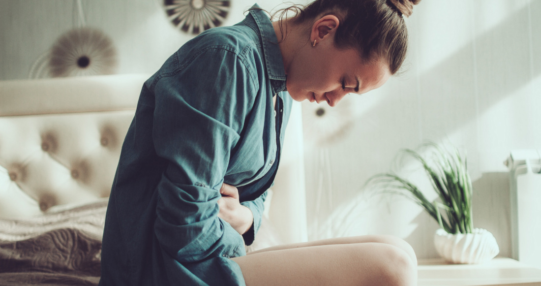 Person hält sich den Bauch