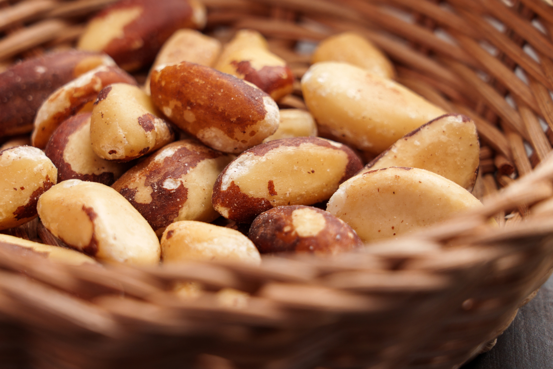 Geschälte Nüsse in geflochtenem Korb