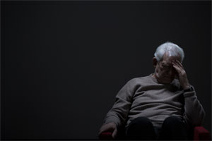 16_0616_Despairing_senior_man_on_a_dark_background_shutterstock_305651882_300x200.jpg