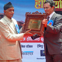 Present-Dr-Krishna-Bhagat-Pradhanang-homoepathic-award-to-Marwari-sewa-samiti.jpg