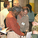 Rajan am Büchertisch